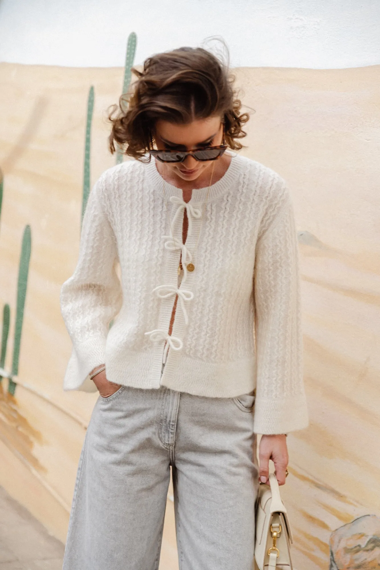 Knitted cardigan with bow closing